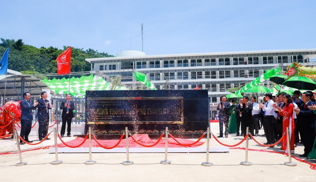 Chủ tịch Quốc hội Vương Đình Huệ và các đại biểu thực hiện nghi thức khánh thành Trường THPT Kỳ Sơn