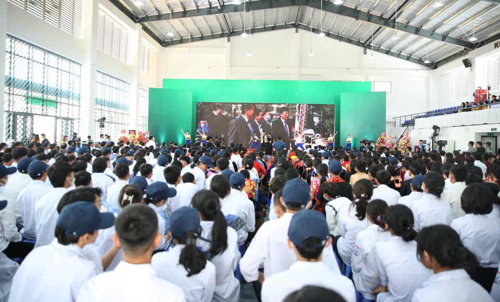 Đông đảo học sinh và đại biểu về dự lễ khai giảng