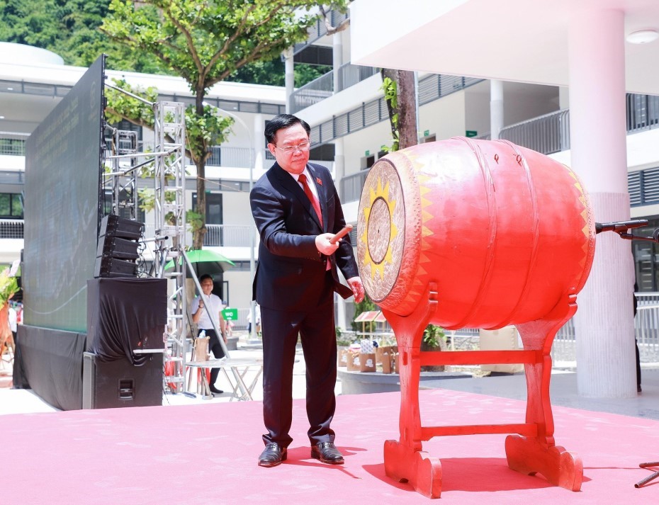 Đồng chí Chủ tịch Quốc hội Vương Đình Huệ đánh trống khai giảng năm học mới