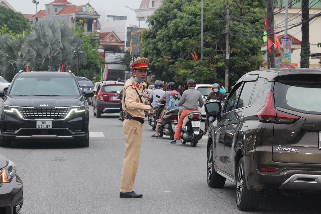 Tại địa bàn phường Hưng Dũng, thành phố Vinh, ngay từ rất sớm lực lượng Cảnh sát giao thông và Công an phường sở tại đã có mặt tại cổng trường để điều tiết giao thông