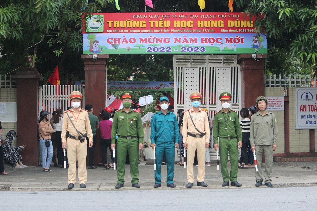 Đội Cảnh sát giao thông Công an thành phố Vinh, Công an phường Hưng Dũng phối hợp với Bảo vệ dân phố tham gia đảm bảo an ninh trật tự, trật tự an toàn giao thông trong ngày Lễ khai giảng tại Trường Tiểu học Hưng Dũng