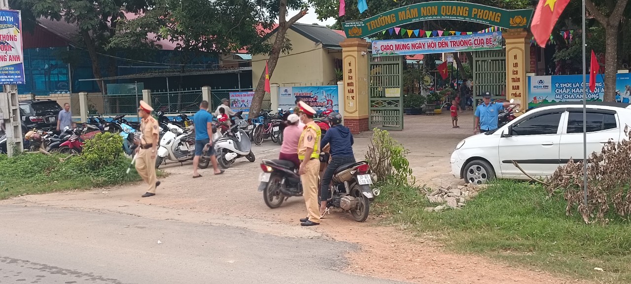 Tại địa bàn thị xã Thái Hòa, lực lượng Cảnh sát giao thông Công an thị xã cũng có mặt từ sáng sớm để điều tiết giao thông và sắp xếp chỗ đỗ xe cho phụ huynh, học sinh và khách đến dự khai giảng