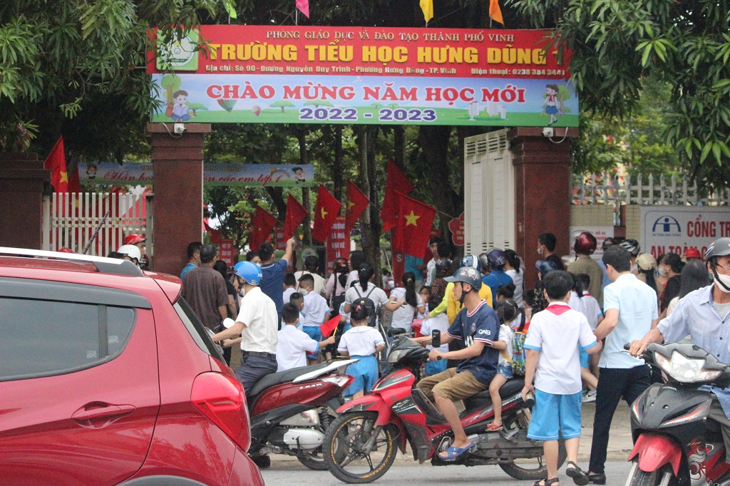Do đa số các trường học đều nằm trên tuyến đường chính nên việc điều tiết, phân luồng giao thông luôn được lực lượng chức năng chú trọng