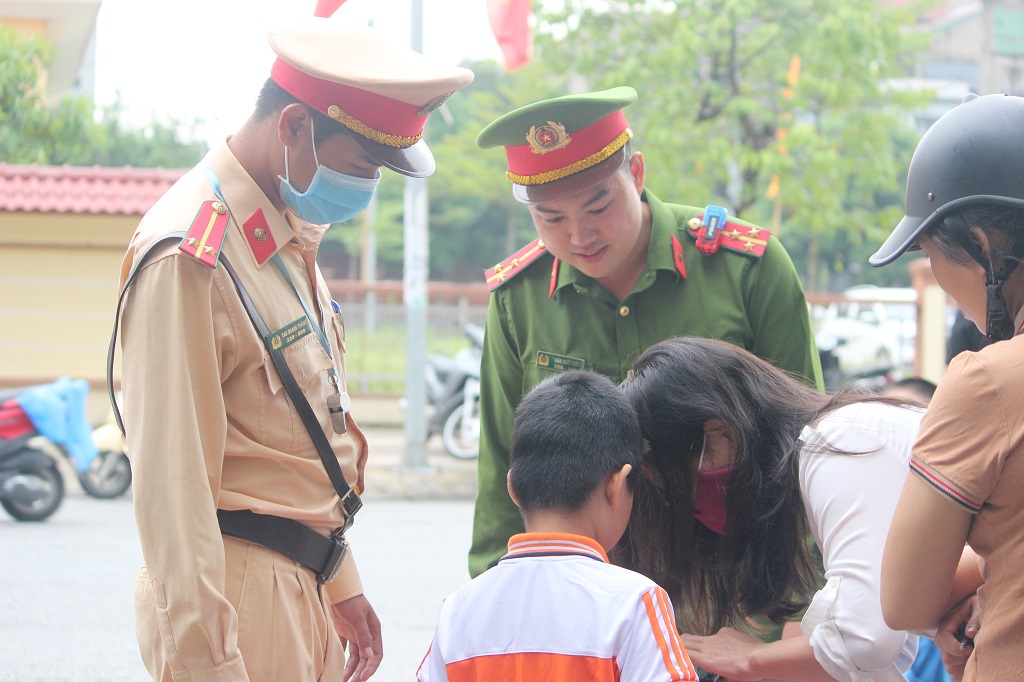Cán bộ, chiến sĩ thực hiện nhiệm vụ luôn tận tình, thân thiện khi tiếp xúc với phụ huynh và học sinh, sẵn sàng hỗ trợ, giúp đỡ trong mọi tình huống, xây dựng hình ảnh đẹp của lực lượng Công an Nghệ An trong lòng Nhân dân