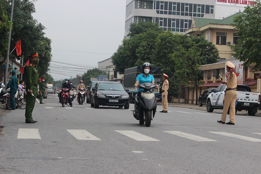 Bằng tinh thần và trách nhiệm, lực lượng Công an Nghệ An đã thực hiện tốt công tác đảm bảo an ninh trật tự, an toàn giao thông tại các trường học, góp phần quan trọng trong Lễ khai giảng năm học mới 2022-2023 an toàn, vui tươi