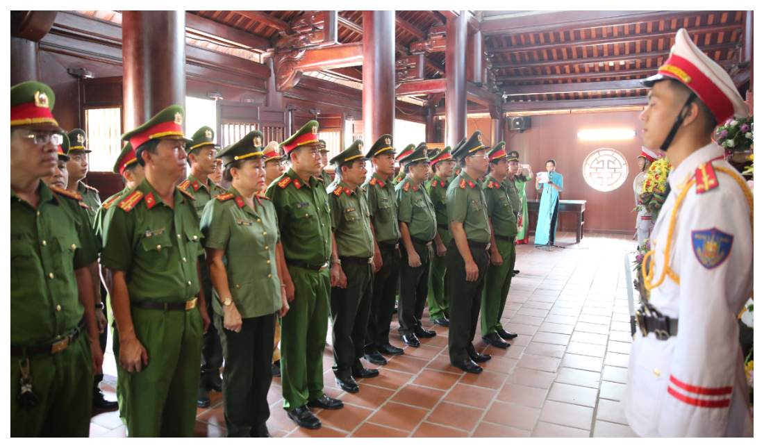 Công an tỉnh Nghệ An dâng hoa, dâng hương  kỷ niệm 120 năm Ngày sinh đồng chí Tổng Bí thư Lê Hồng Phong