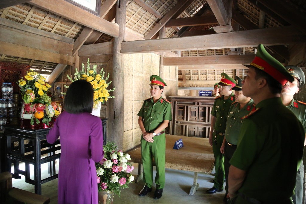 Đoàn đại biểu nghe thuyết minh viên giới thiệu về thân thế, sự nghiệp của đồng chí Tổng Bí thư Lê Hồng Phong