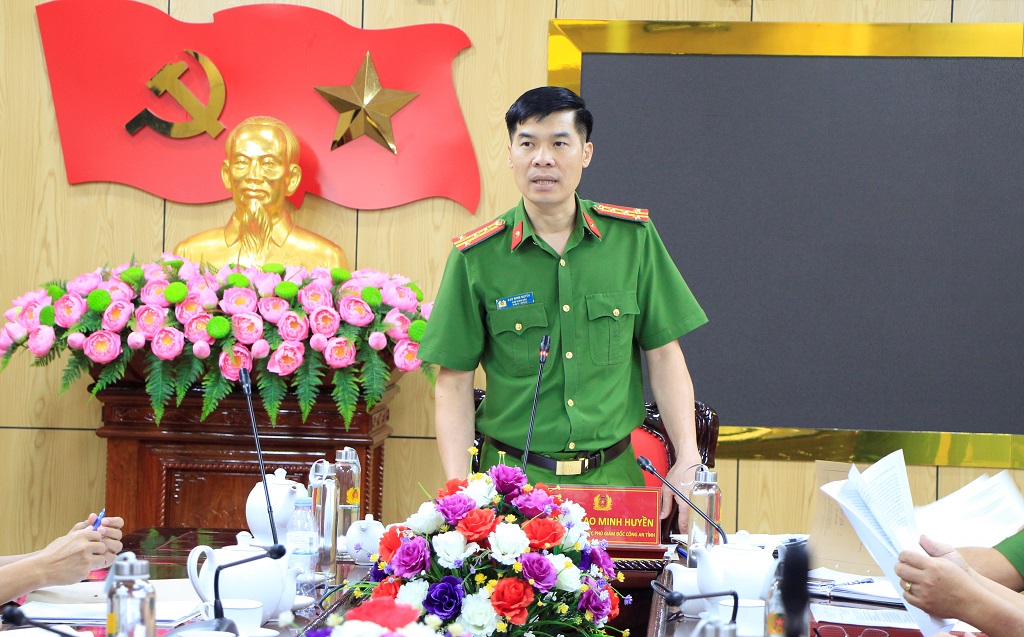 Đồng chí Đại tá Cao Minh Huyền, Phó Giám đốc Công an tỉnh phát biểu chỉ đạo tại cuộc họp