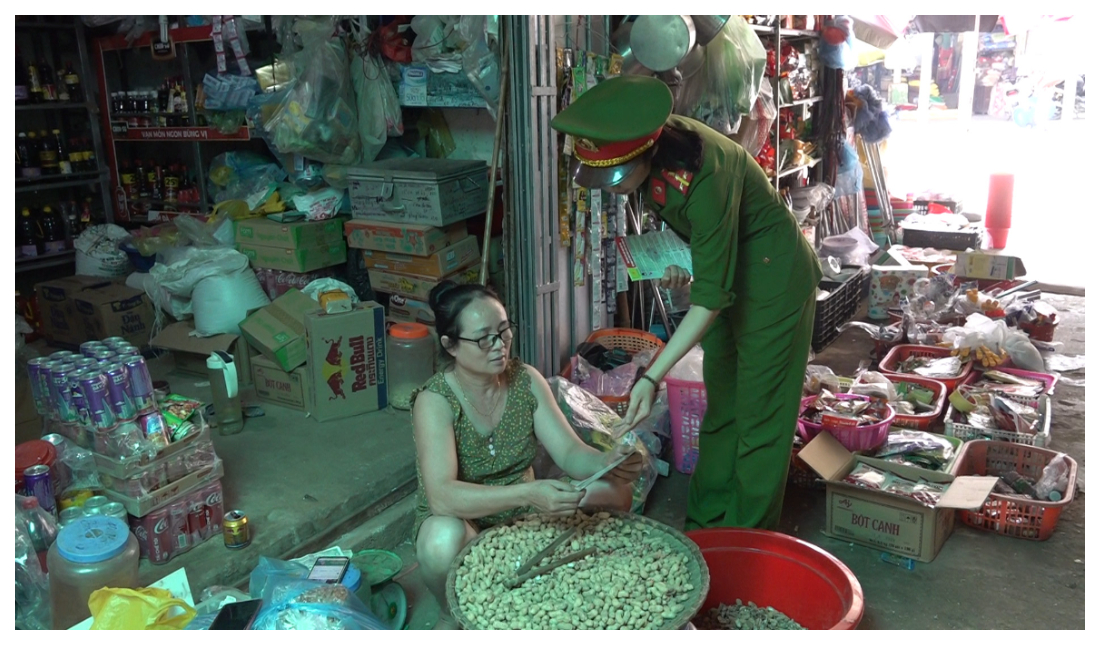 Công an huyện Tân Kỳ gõ cửa nhà dân phát tờ rơi phòng, chống tội phạm