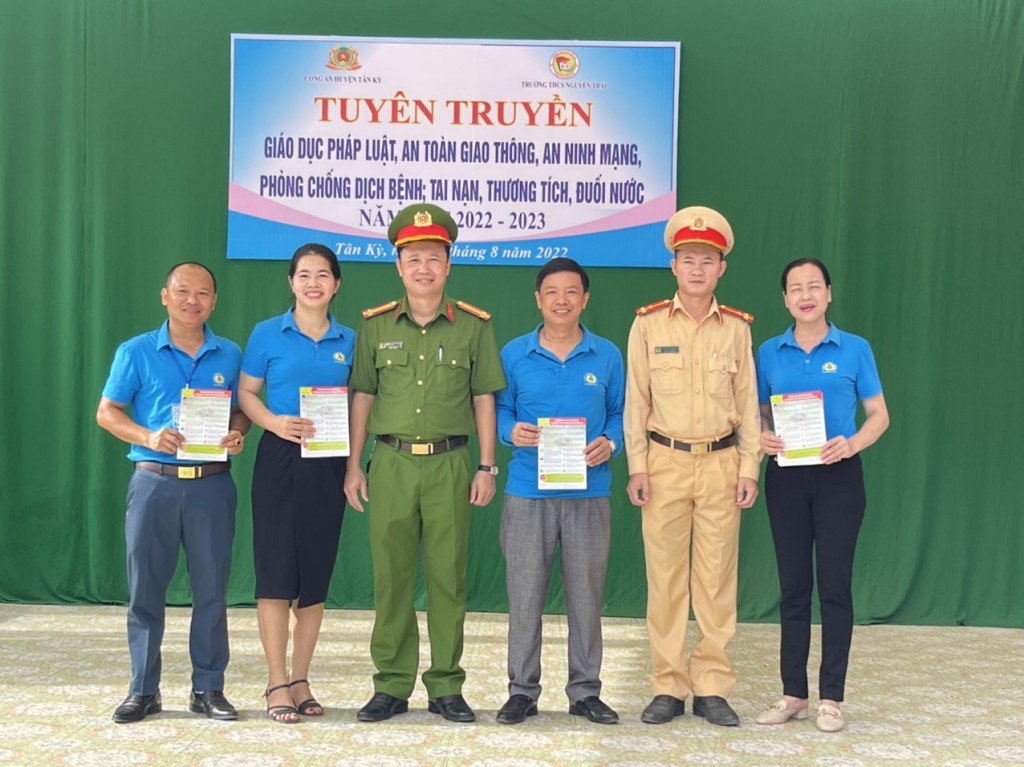 Công an huyện Tân Kỳ tổ chức buổi tuyên truyền pháp luật tại trường học  