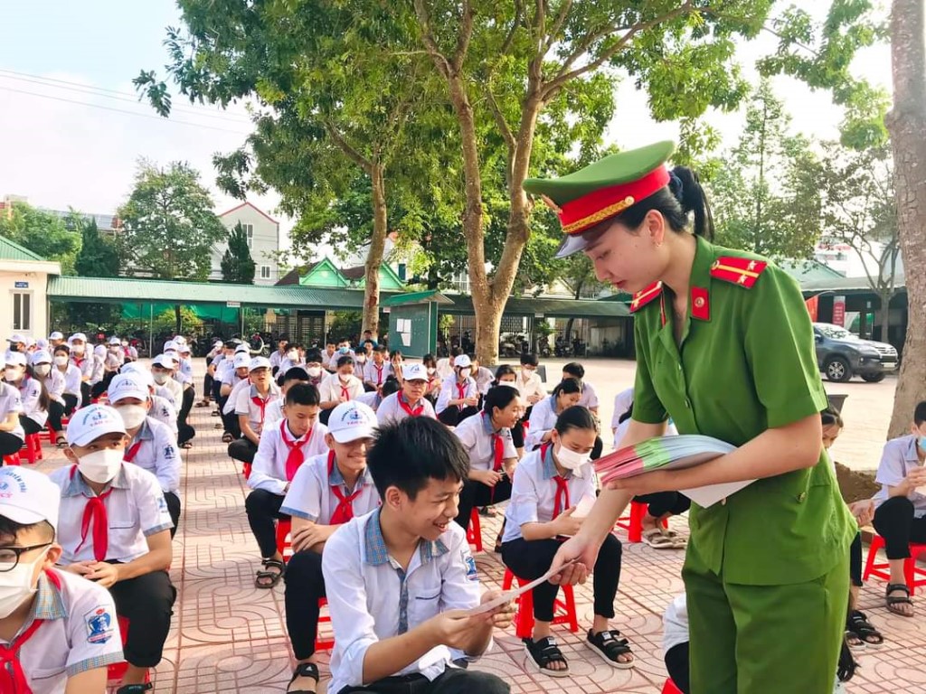 Phát tờ rơi cho các em học sinh