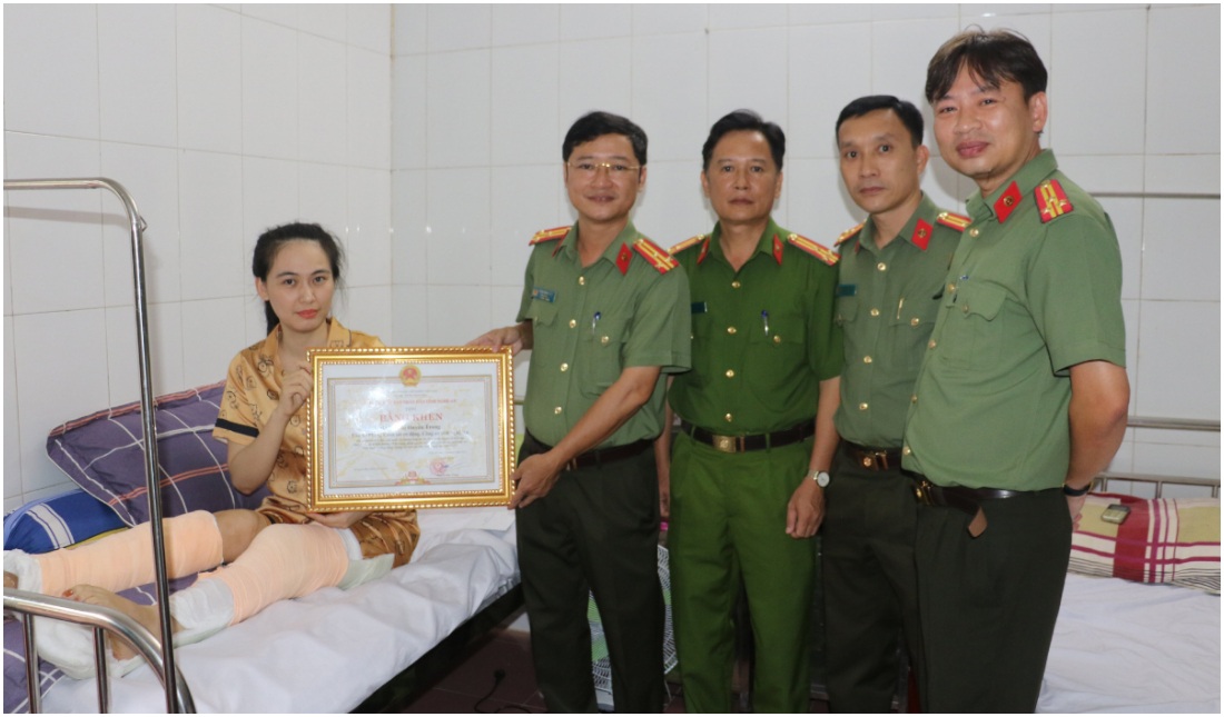 Trao Bằng khen tặng đồng chí Đại úy Võ Thị Huyền Trang