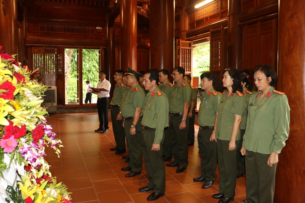 Các đại biểu tỏ thành kính tưởng nhớ công lao trời biển của Chủ tịch Hồ Chí Minh