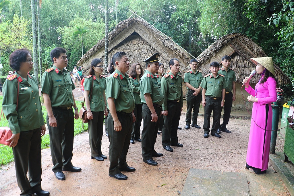 Các đại biểu bồi hồi, xúc động khi được nghe những câu chuyện cảm động về gia đình Bác Hồ tại quê ngoại, làng Hoàng Trù, xã Kim Liên