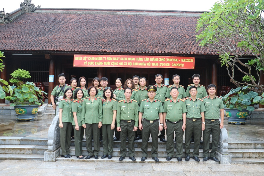 Các đại biểu chụp hình lưu niệm tại Khu di tích Kim Liên