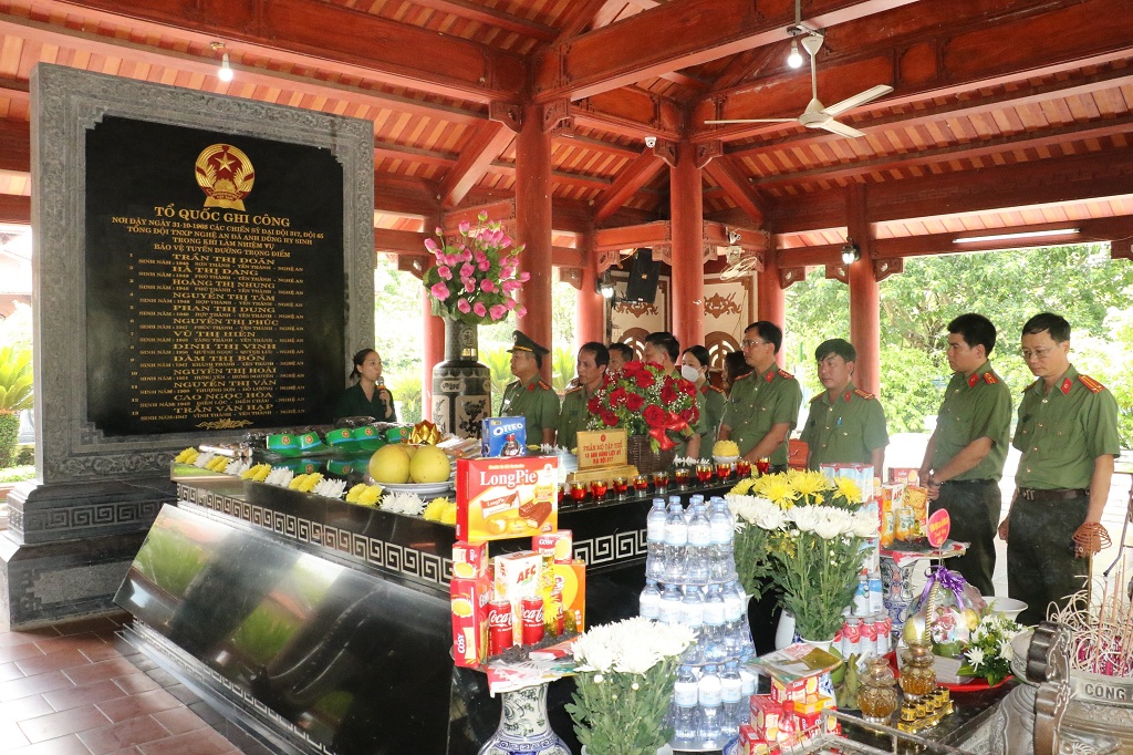 Các đại biểu nghe thuyết minh về sự hi sinh anh dũng của 13 liệt sĩ thanh niên xung phong tại Truông Buồn, xã Mỹ Sơn, huyện Đô Lương