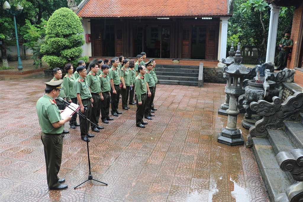 Đoàn đại biểu tưởng niệm cố Bộ trưởng Trần Quốc Hoàn, tại Nhà lưu niệm ở xã Trung Phúc Cường, huyện Nam Đàn