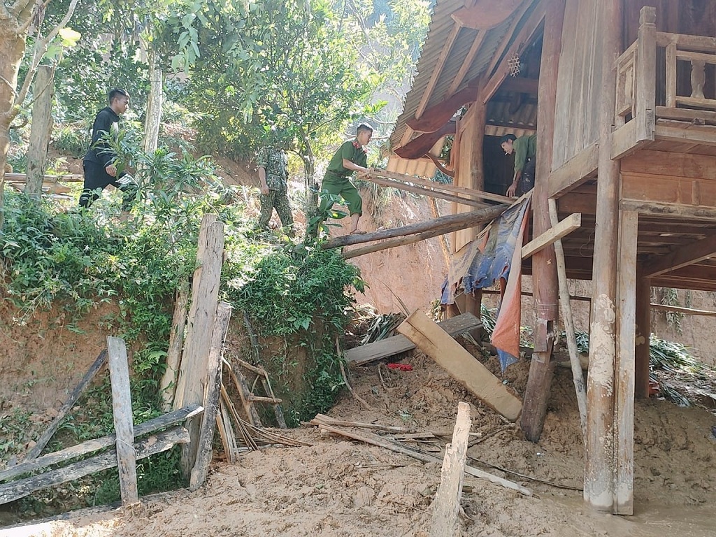 Một số hình ảnh cán bộ giúp người dân dọn dẹp và sắp xếp vật dụng để ổn định cuộc sống sau lũ
