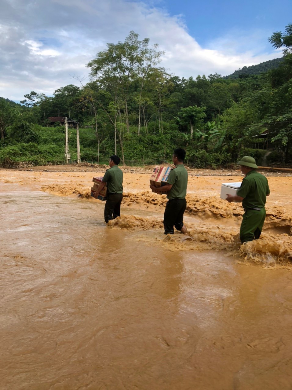 Xã Bảo Nam cô lập nặng nề, các cán bộ phải gùi bộ để tiếp tế thực phẩm cho bà con