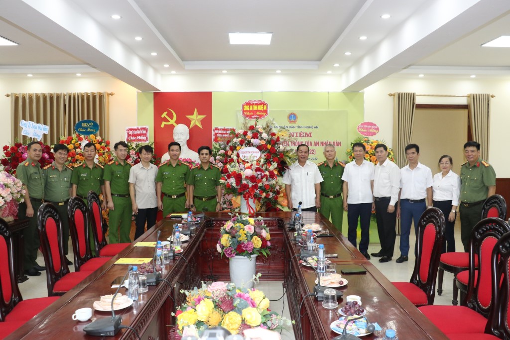 Thay mặt lãnh đạo Công an tỉnh và toàn thể cán bộ, chiến sĩ, đồng chí Đại tá Nguyễn Đức Hải - Phó giám đốc Công an tỉnh tặng hoa chúc mừng