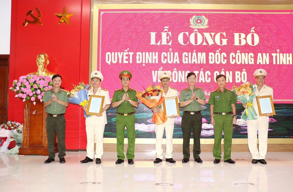 Lãnh đạo Công an tỉnh tặng hoa chúc mừng các đồng chí được bổ nhiệm, điều động