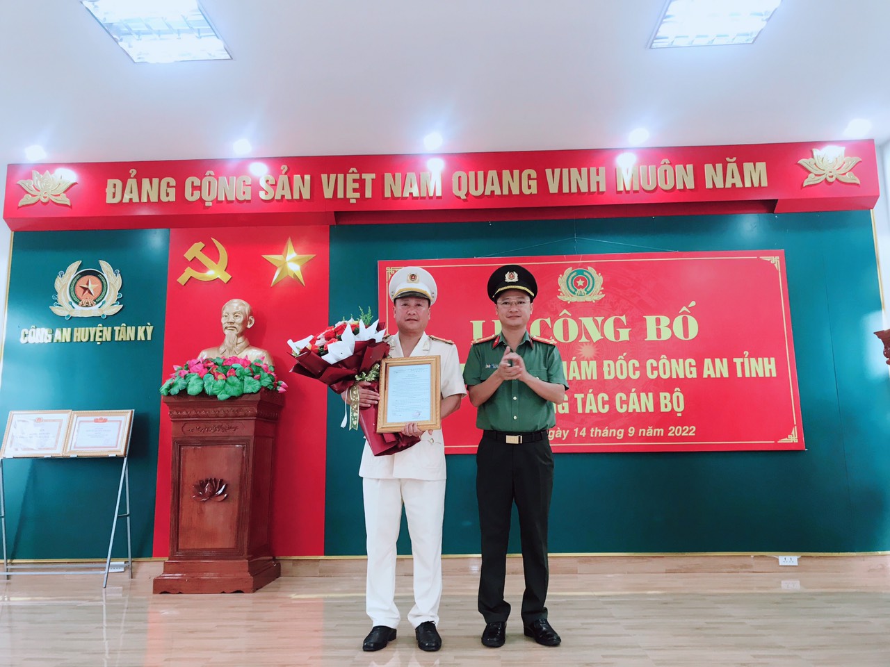 Thay mặt Ban Giám đốc Công an tỉnh, Thượng tá Trần Ngọc Tuấn - Phó Giám đốc Công an tỉnh trao Quyết định điều động Thượng tá Cao Thanh Hải - Trưởng Công an huyện Quế Phong đến nhận công tác và giữ chức vụ Trưởng Công an huyện Tân Kỳ