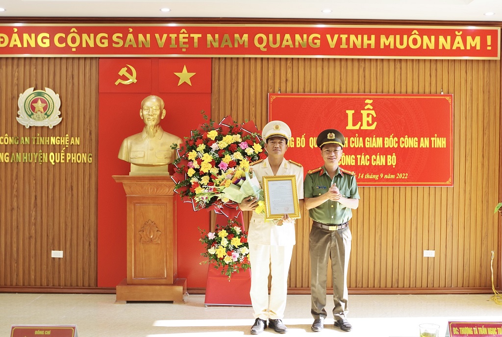 Thay mặt Ban Giám đốc Công an tỉnh, đồng chí Thượng tá Trần Ngọc Tuấn - Phó Giám đốc Công an tỉnh trao Quyết định điều động và bổ nhiệm Thượng tá Trần Minh Sơn, Phó trưởng phòng Cảnh sát môi trường Công an tỉnh đến nhận công tác và giữ chức vụ Trưởng Công an huyện Quế Phong