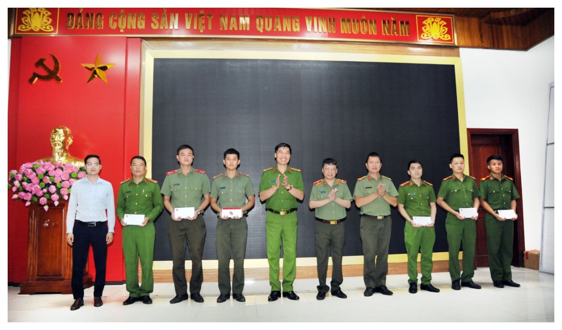 Thăm, tặng quà cho cán bộ, chiến sĩ Công an tỉnh Nghệ An có hoàn cảnh khó khăn