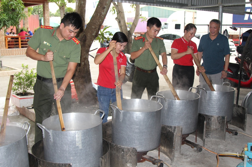 06 nồi cháo được nấu từ sáng sớm