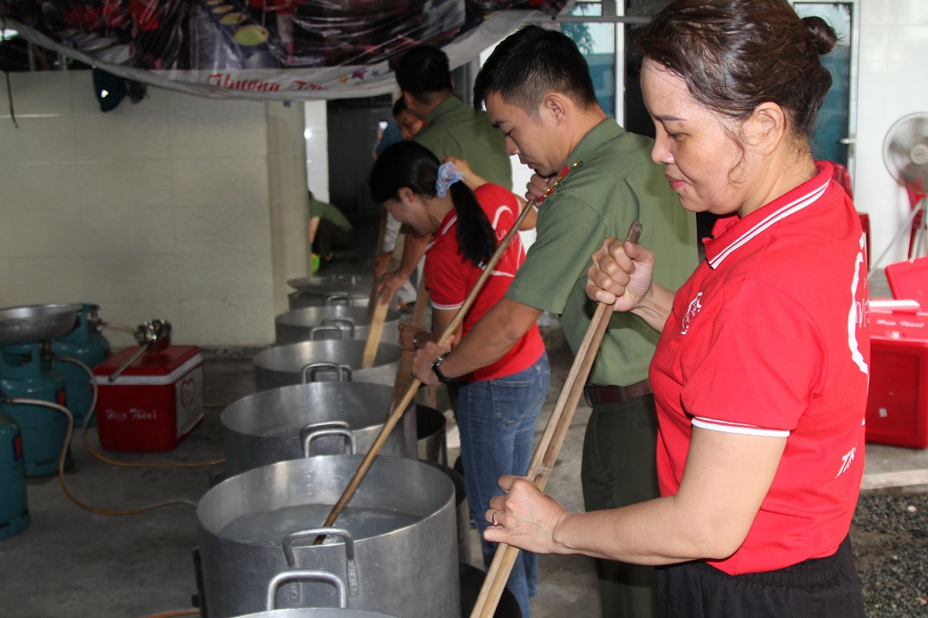 Những nồi cháo thể hiện tinh thần tương thân, tương ái của chiến sỹ Công an và các nhà hảo tâm 