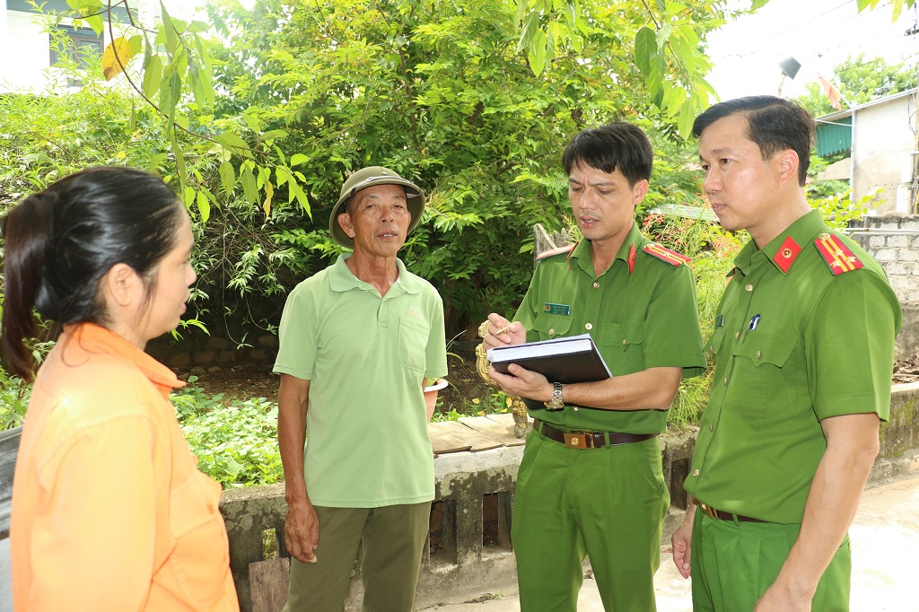 Đi từng ngõ - gõ từng nhà - rà soát thông tin dữ liệu dân cư
