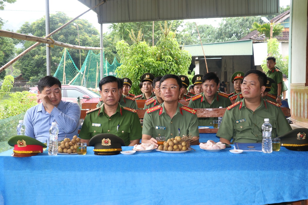 Các đại biểu tới dự