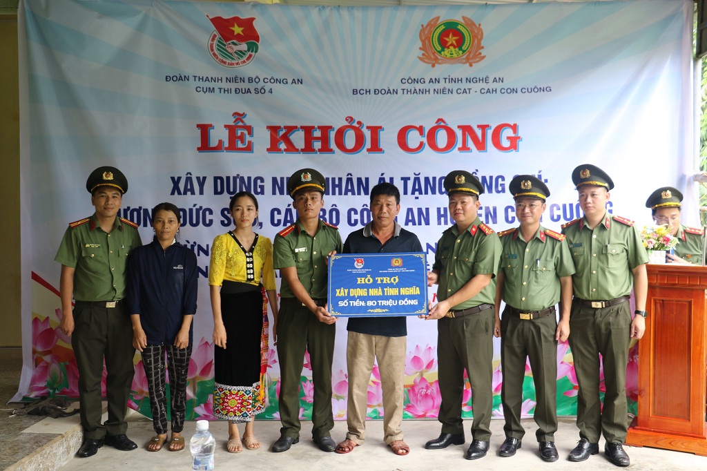 Trao quà hỗ trợ đồng chí Thiếu úy Lương Đức Sửu 