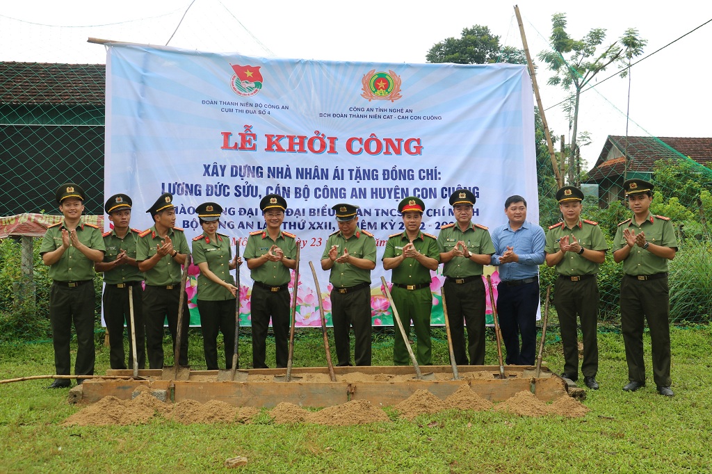 Các đại biểu thực hiện nghi thức khởi công