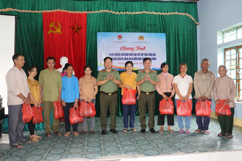 Trao các phần quà cho bà con Nhân dân có hoàn cảnh khó khăn tại xã Môn Sơn, huyện Con Cuông