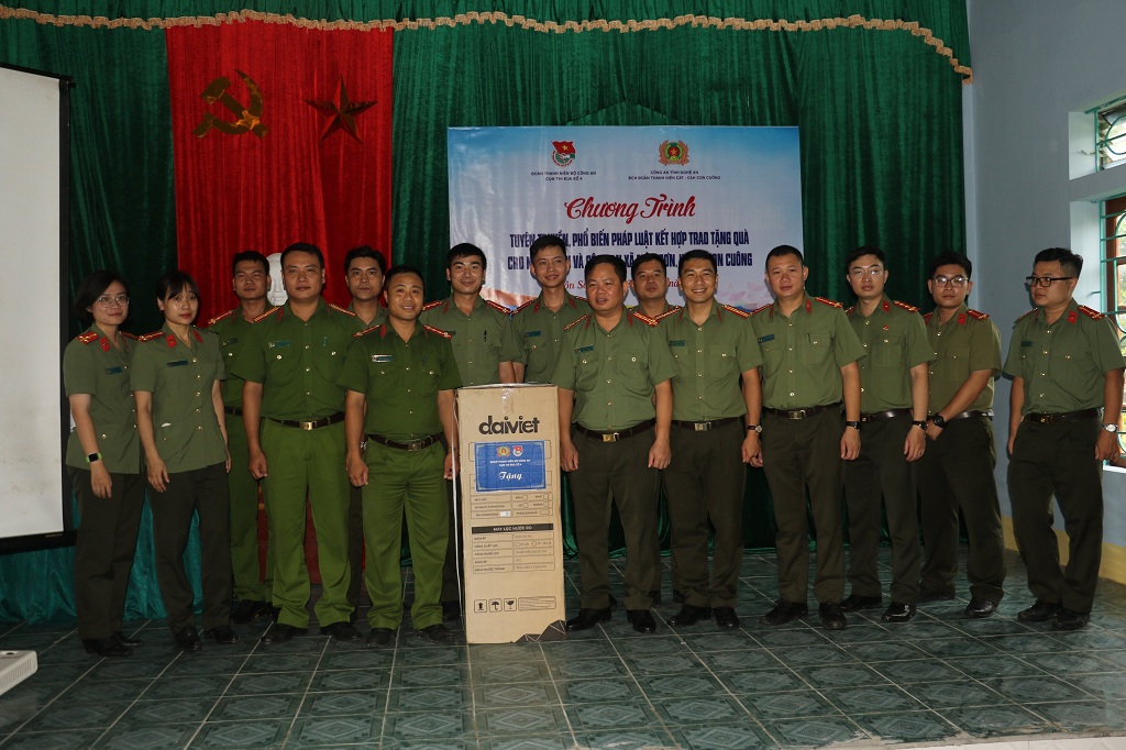Tặng máy lọc nước cho cán bộ, chiến sĩ Công an xã Môn Sơn