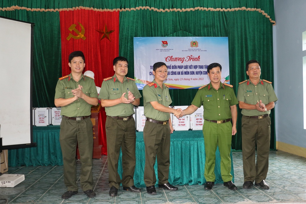 Trao hộp thư góp ý cho chính quyền địa phương và Công an xã Môn Sơn