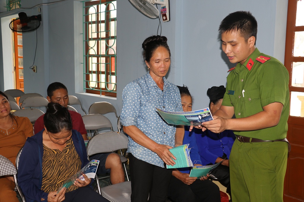 Ngoài ra, đoàn đã cũng tổ chức buổi tuyên truyền phổ biến pháp luật về ma tuý cho bà con Nhân dân xã Môn Sơn, huyện Con Cuông