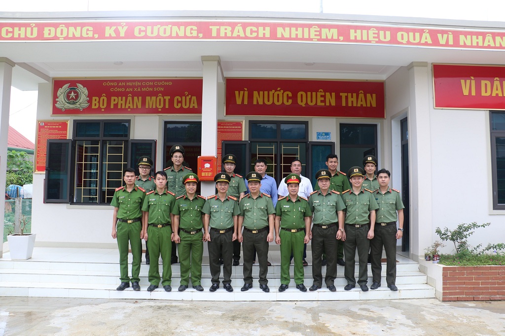 Đoàn chụp ảnh lưu niệm với cán bộ, chiến sĩ Công an xã Môn Sơn, huyện Con Cuông