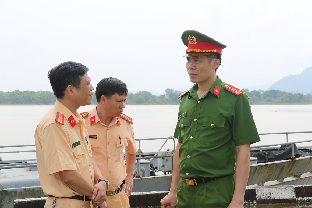 Đồng chí Đại tá Cao Minh Huyền, Phó Giám đốc Công an tỉnh chỉ đạo công tác ứng phó siêu bão Noru