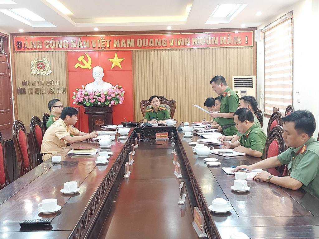 Đồng chí Đại tá Nguyễn Duy Thanh, Phó Giám đốc Công an tỉnh kiểm tra tại huyện Diễn Châu