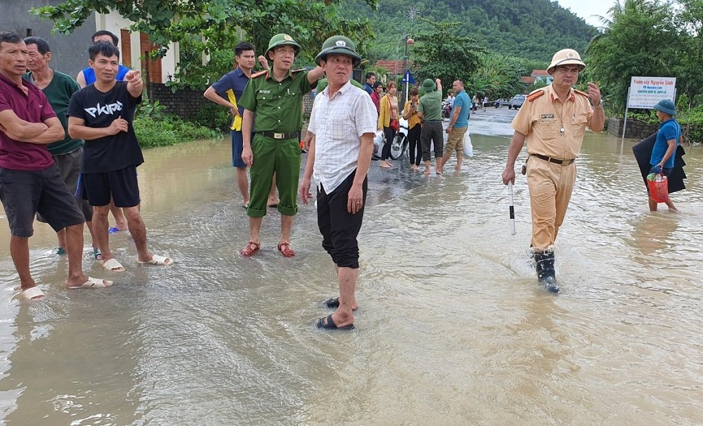 Lãnh đạo Công an huyện Quỳnh Lưu trực tiếp xuống địa bàn các xã để chỉ đạo công tác phòng, chống mưa bão