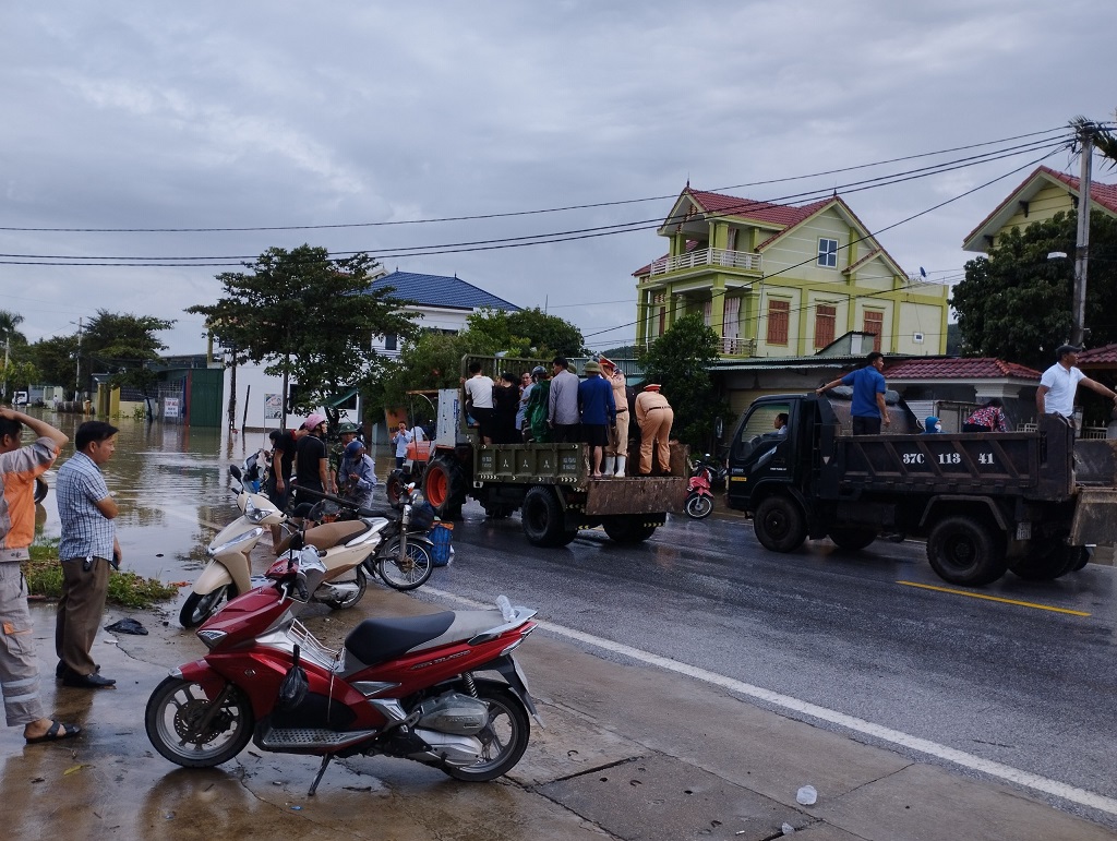 Công an huyện Diễn Châu hỗ trợ người dân di chuyển qua điểm ngập bằng phương tiện chuyên dụng