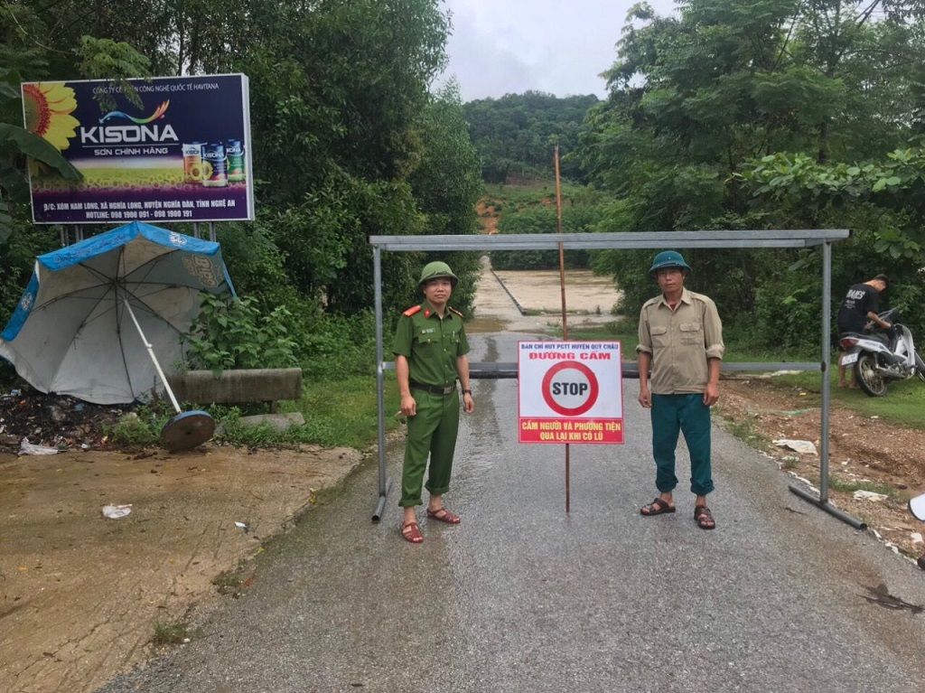 Công an huyện Quỳ Châu phân công lực lượng canh gác tuyệt đối không cho người dân qua lại tại các điểm giao thông nguy hiểm