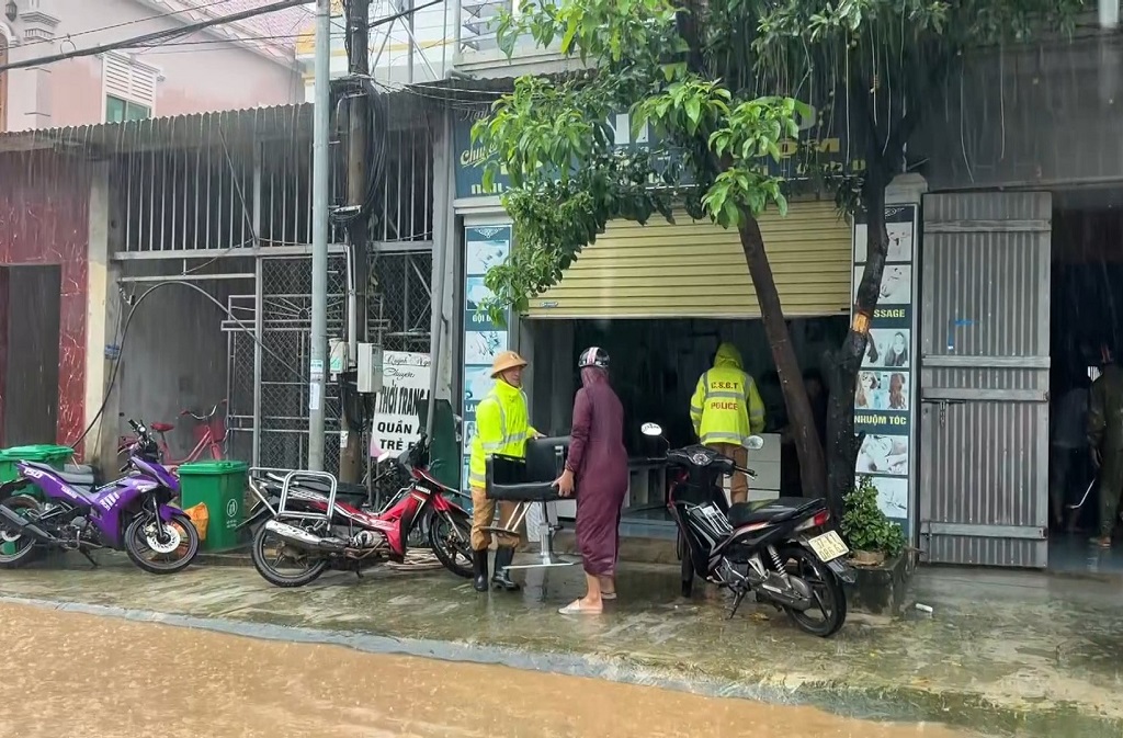Lực lượng Công an cùng người dân tiến hành di chuyển tài sản ra khỏi vùng nguy hiểm