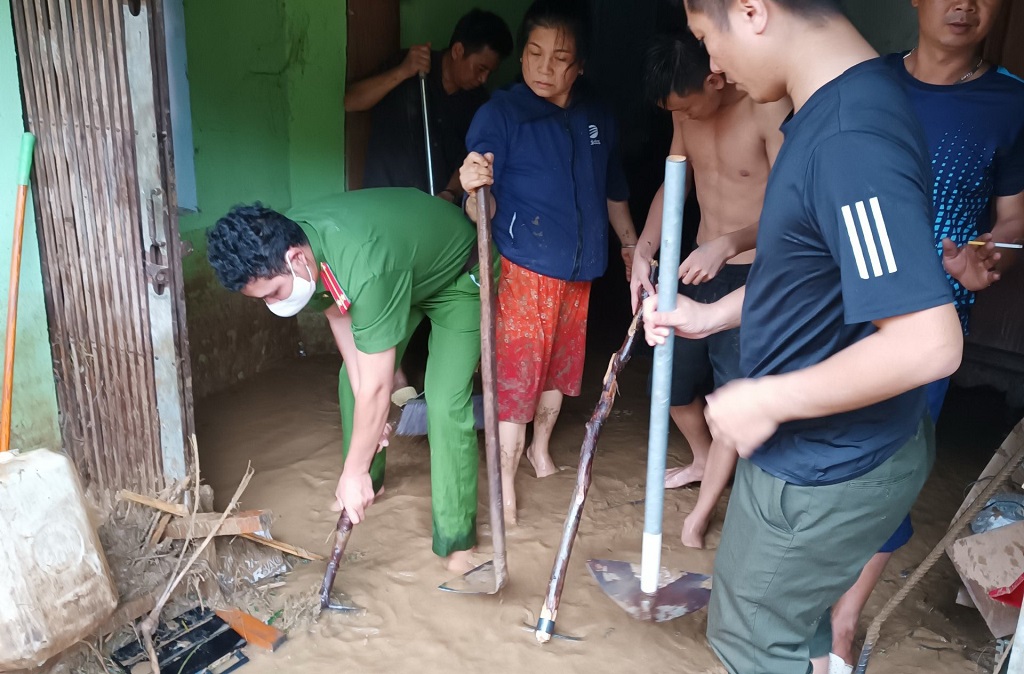 Cùng người dân dọn dẹp hậu quả của lũ quét