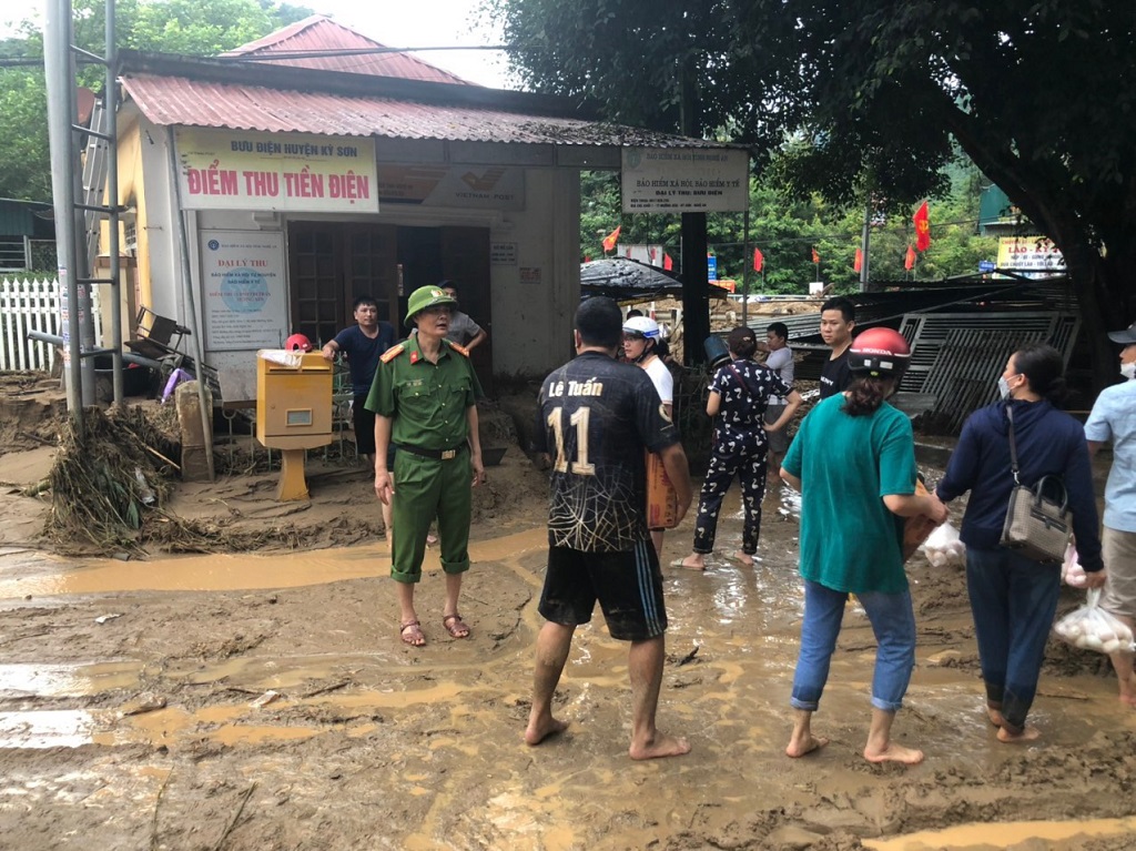Lãnh đạo Công an huyện Kỳ Sơn chỉ đạo trực tiếp tại hiện trường