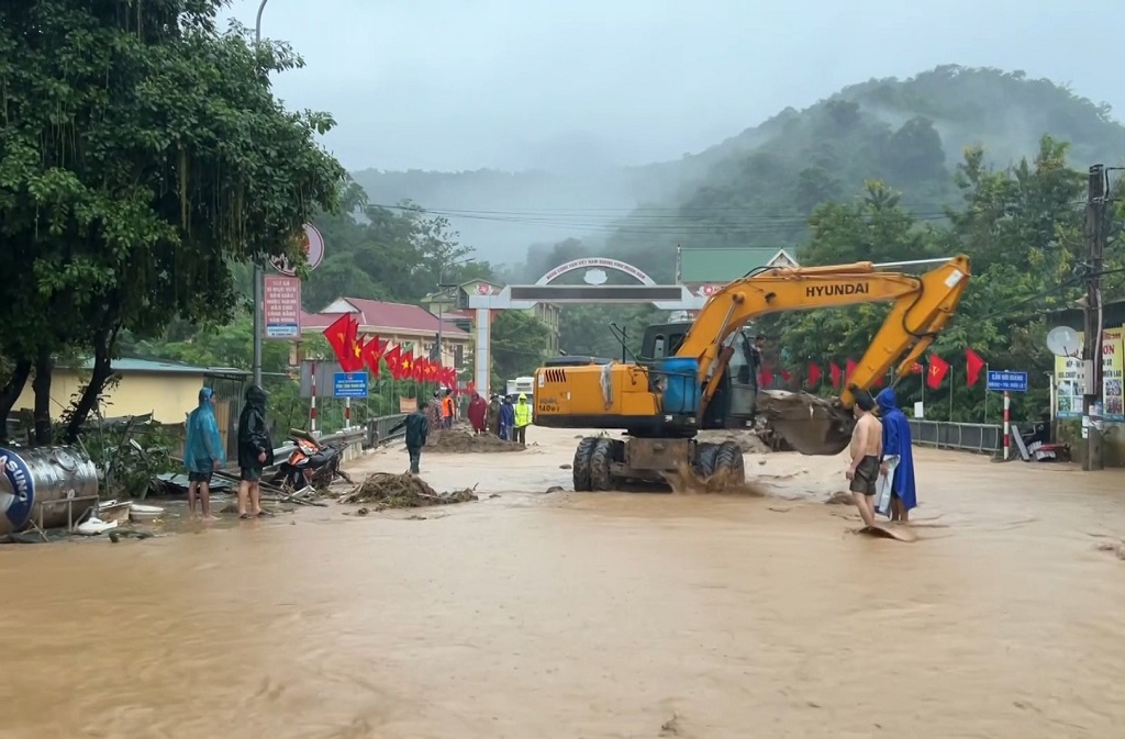 Các lực lượng và người dân đang khẩn trương khắc phục hậu quả của lũ quét