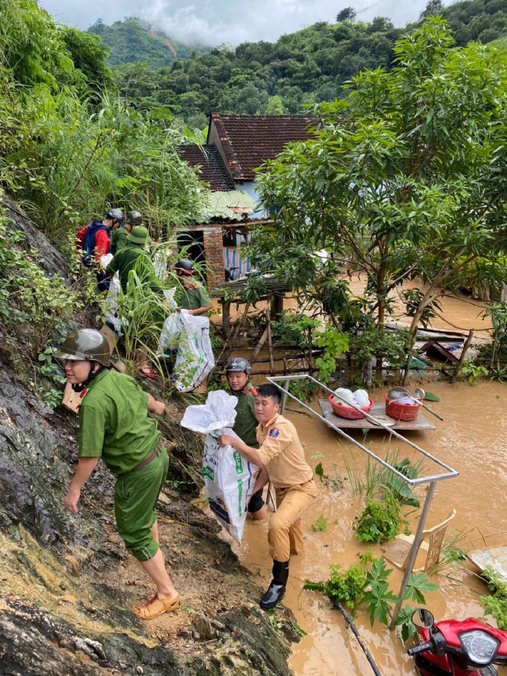 Lực lượng Công an tiếp cận các hộ dân bị thiệt hại để triển khai các phương án khắc phục hậu quả