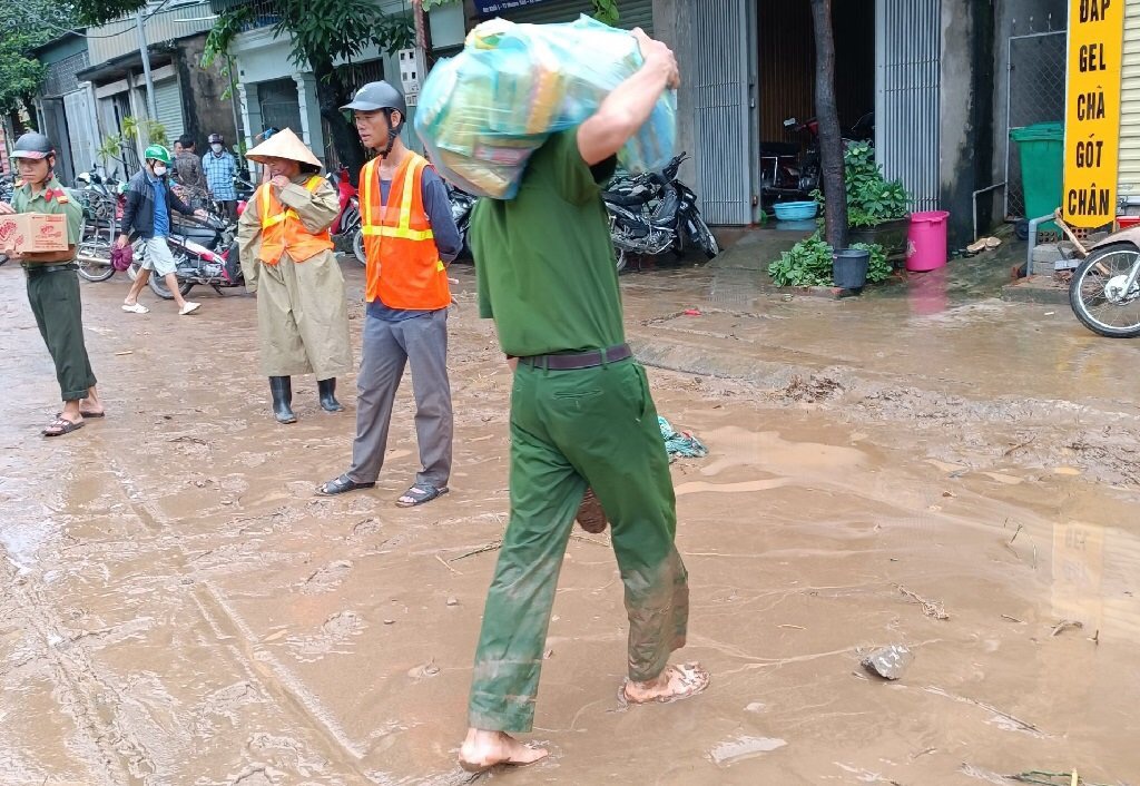 Cán bộ, hiến sĩ Công an tại cơ sở nhanh chóng giúp đỡ bà con Nhân dân đưa tài sản đến nơi an toàn